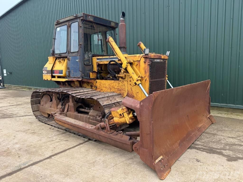 Komatsu D63E-1 Kāpurķēžu buldozeri