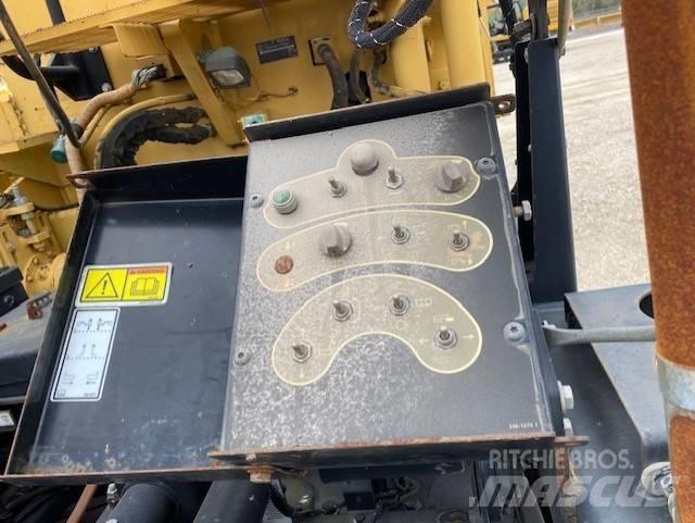 CAT AP1055E Asfalta klājēji