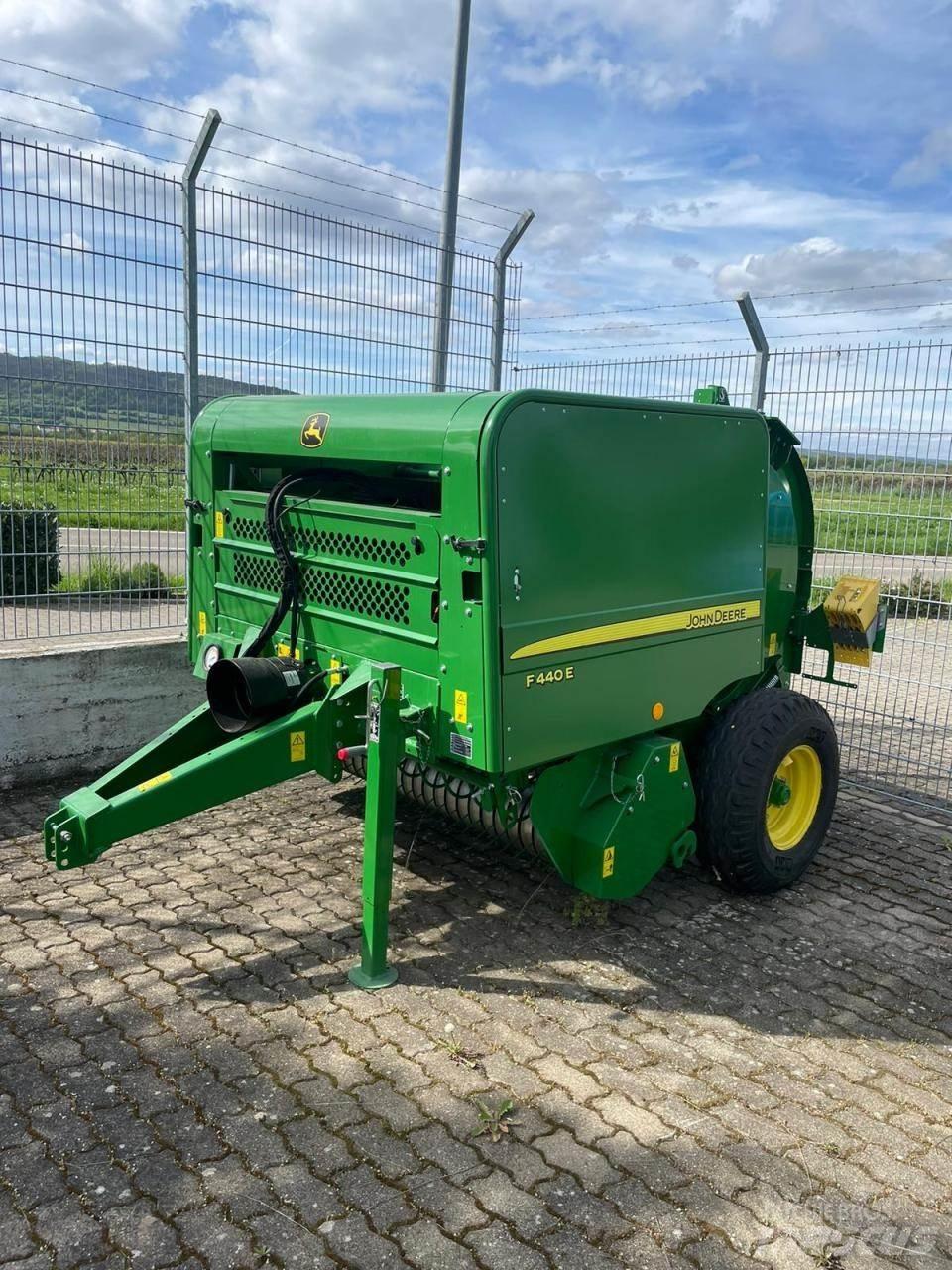 John Deere F440E Rituļu preses