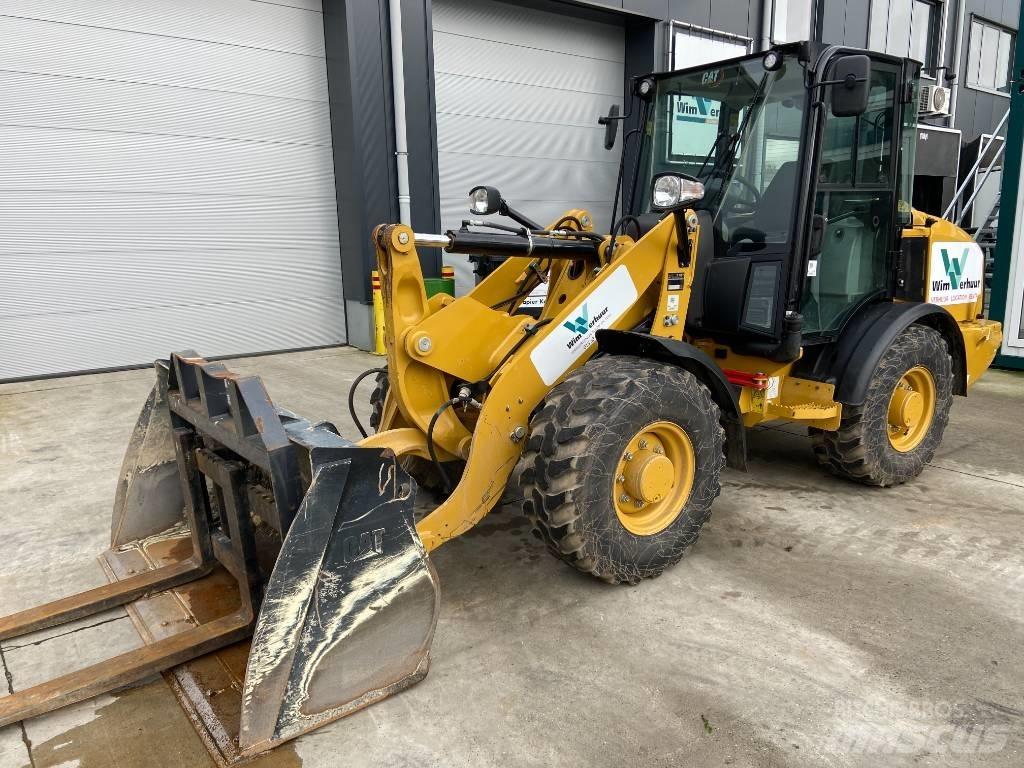 CAT 906 Iekrāvēji uz riteņiem