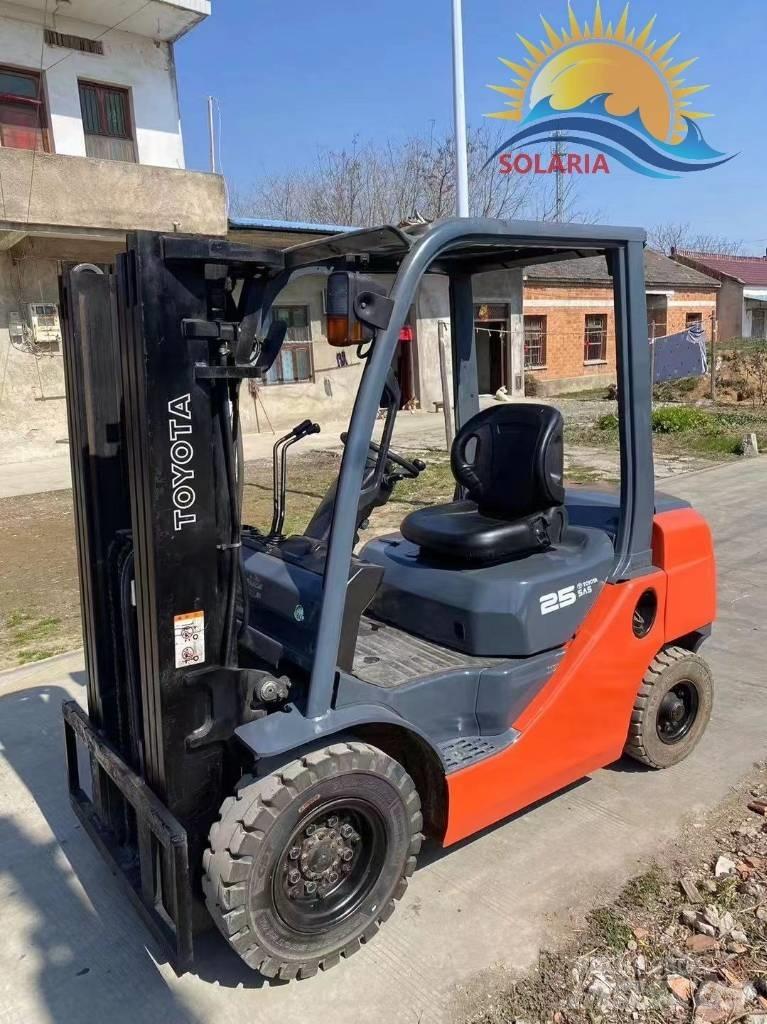 Toyota FD25 Tehnika ar dīzeļa dzinēju
