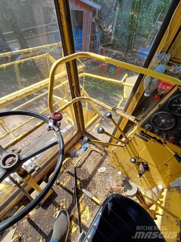 New Holland 8030 Ražas novākšanas kombaini