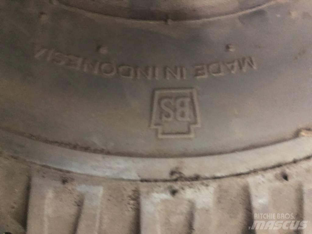 Bridgestone 21x8-9 Riepas, riteņi un diski