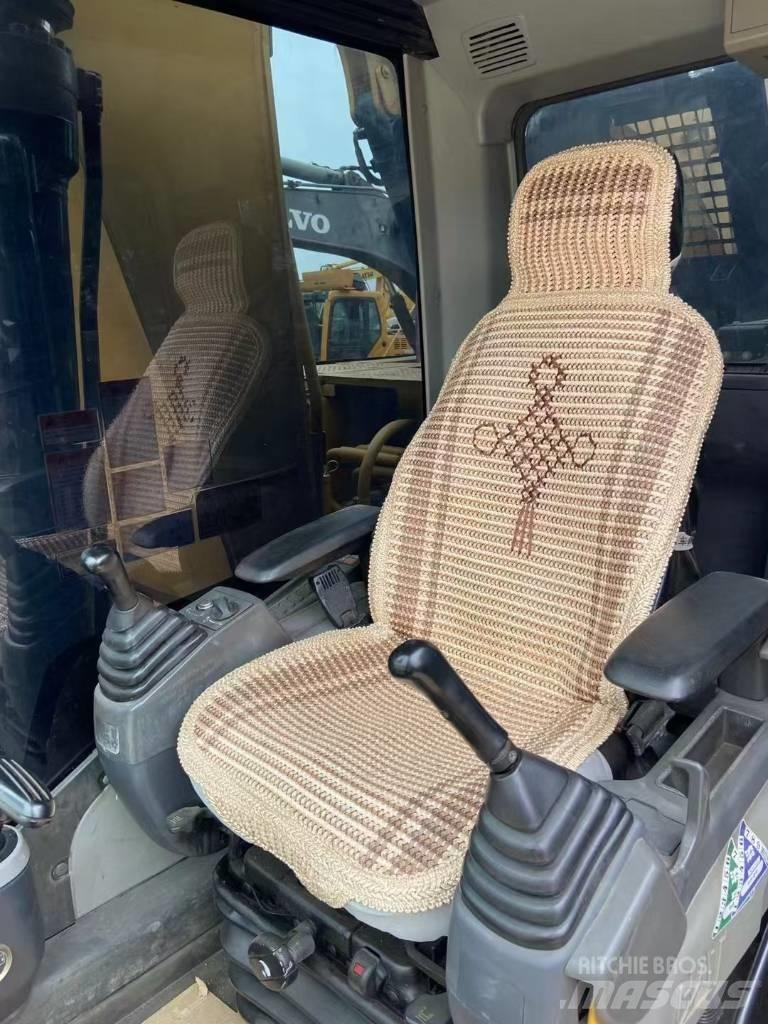 CAT 323 D L Kāpurķēžu ekskavatori