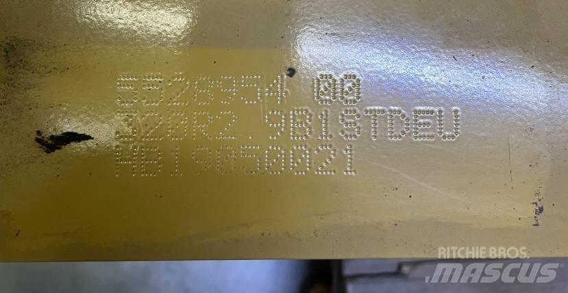 CAT 320 Strēles un kausi