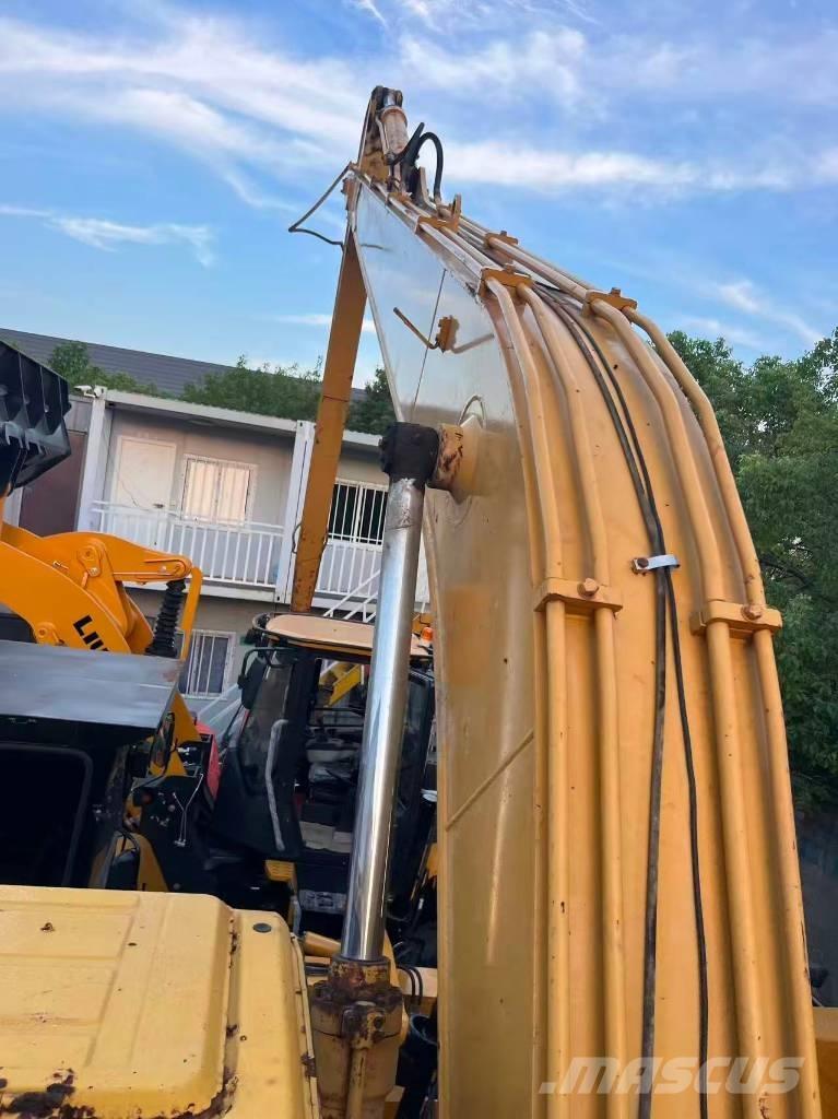 CAT 320 B L Amfībijas tipa ekskavatori