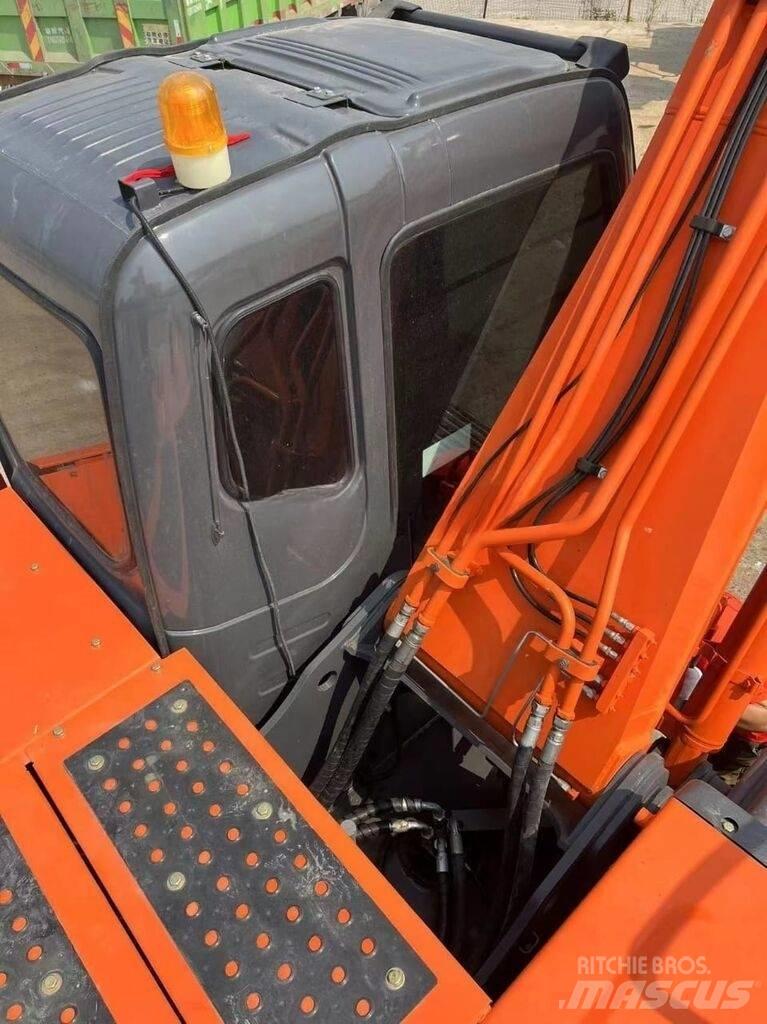 Hitachi ZX 200 Kāpurķēžu ekskavatori