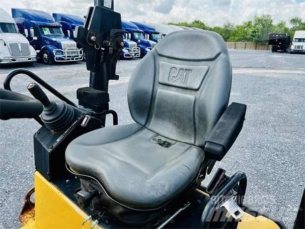 CAT CB 24 Divvalču grunts veltņi