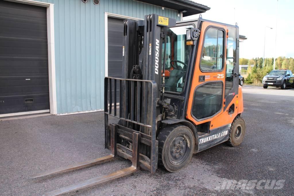 Doosan D 25 S Tehnika ar dīzeļa dzinēju