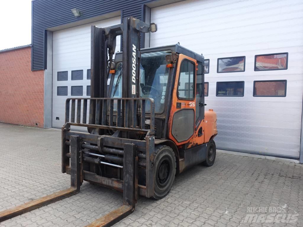 Doosan D 55 C-5 Tehnika ar dīzeļa dzinēju