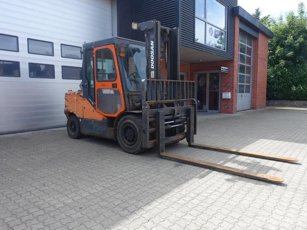 Doosan D 55 C-5 Tehnika ar dīzeļa dzinēju