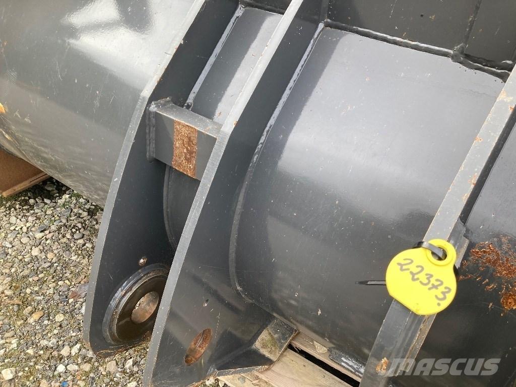 CASE 821 Skovl Iekrāvēji uz riteņiem