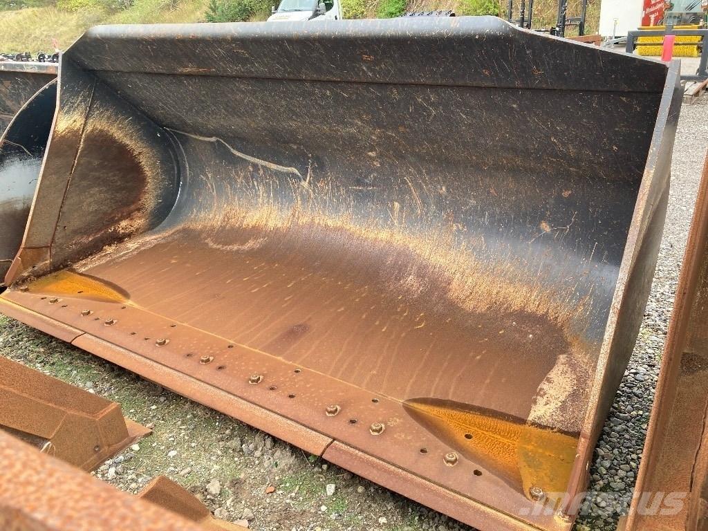 CASE 821 Skovl Iekrāvēji uz riteņiem