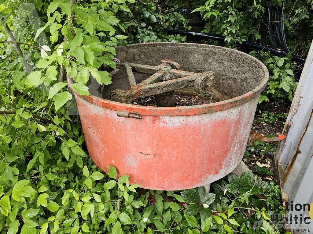  Concrete mixer Betona klājēji