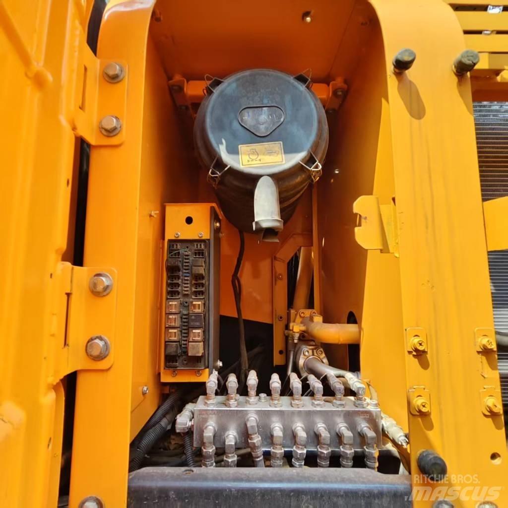 Hyundai Robex 300 LC Kāpurķēžu ekskavatori