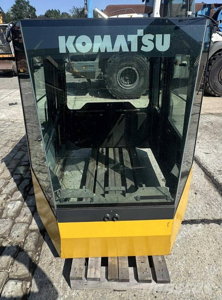 Komatsu WA 470-5 Kabīnes un interjers