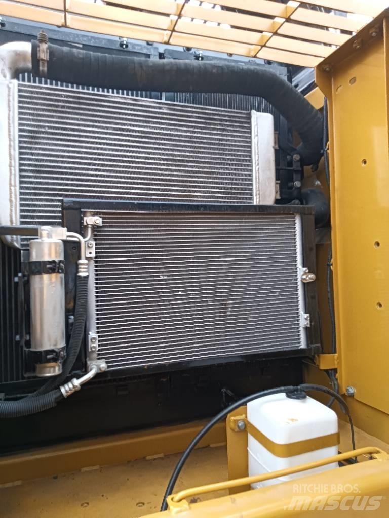 CAT 320D2 Vidēja lieluma ekskavatori 7 t - 12 t