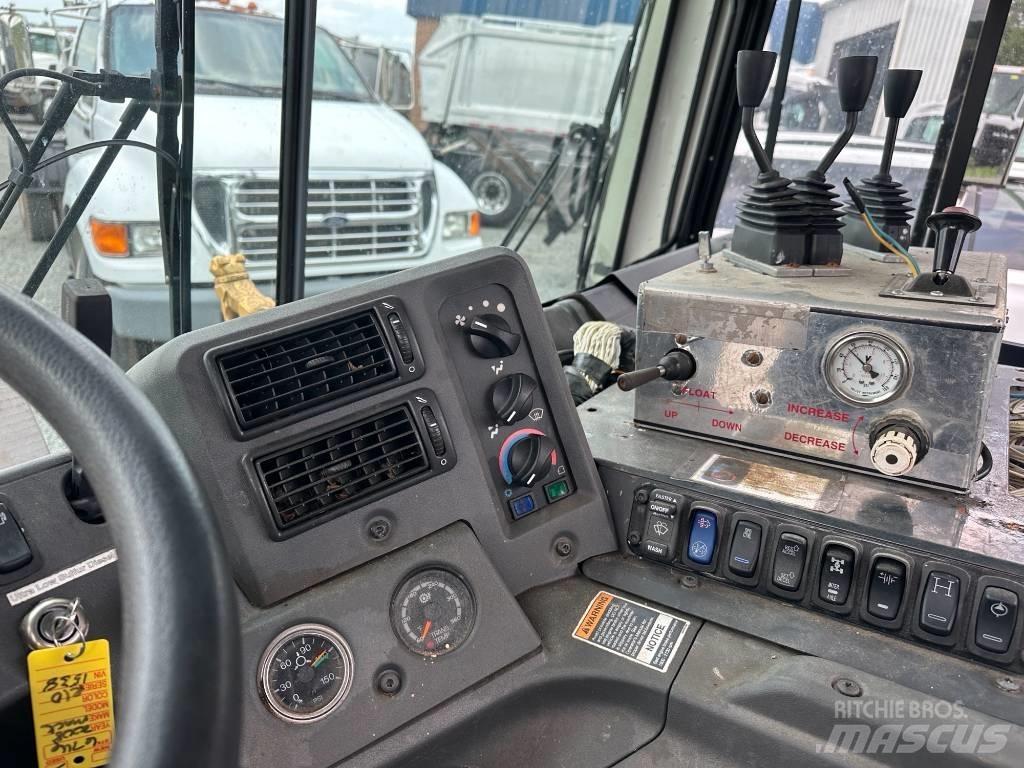 Mack MRU613 Atkritumu izvešanas transports