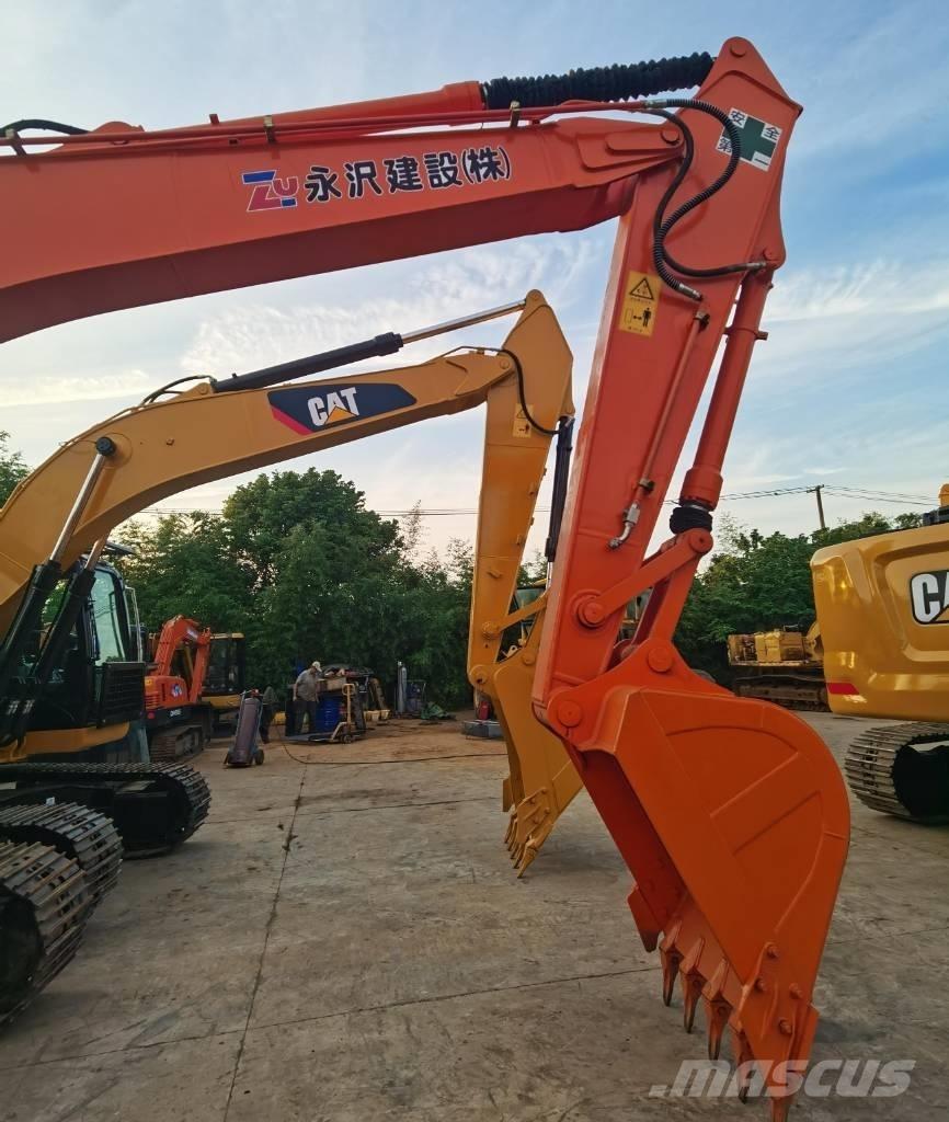 Hitachi ZX 200 Kāpurķēžu ekskavatori