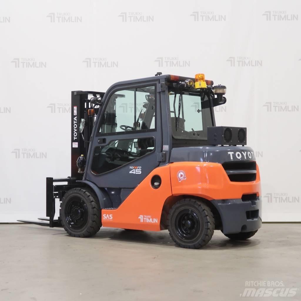 Toyota 40-8FD40N Tehnika ar dīzeļa dzinēju