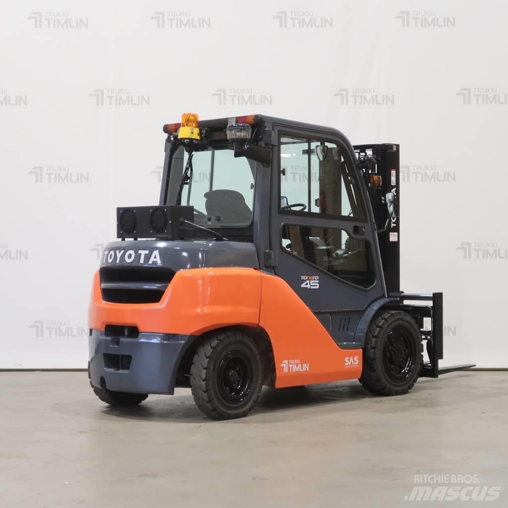 Toyota 40-8FD40N Tehnika ar dīzeļa dzinēju