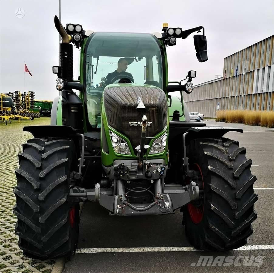 Fendt 718 Vario Traktori