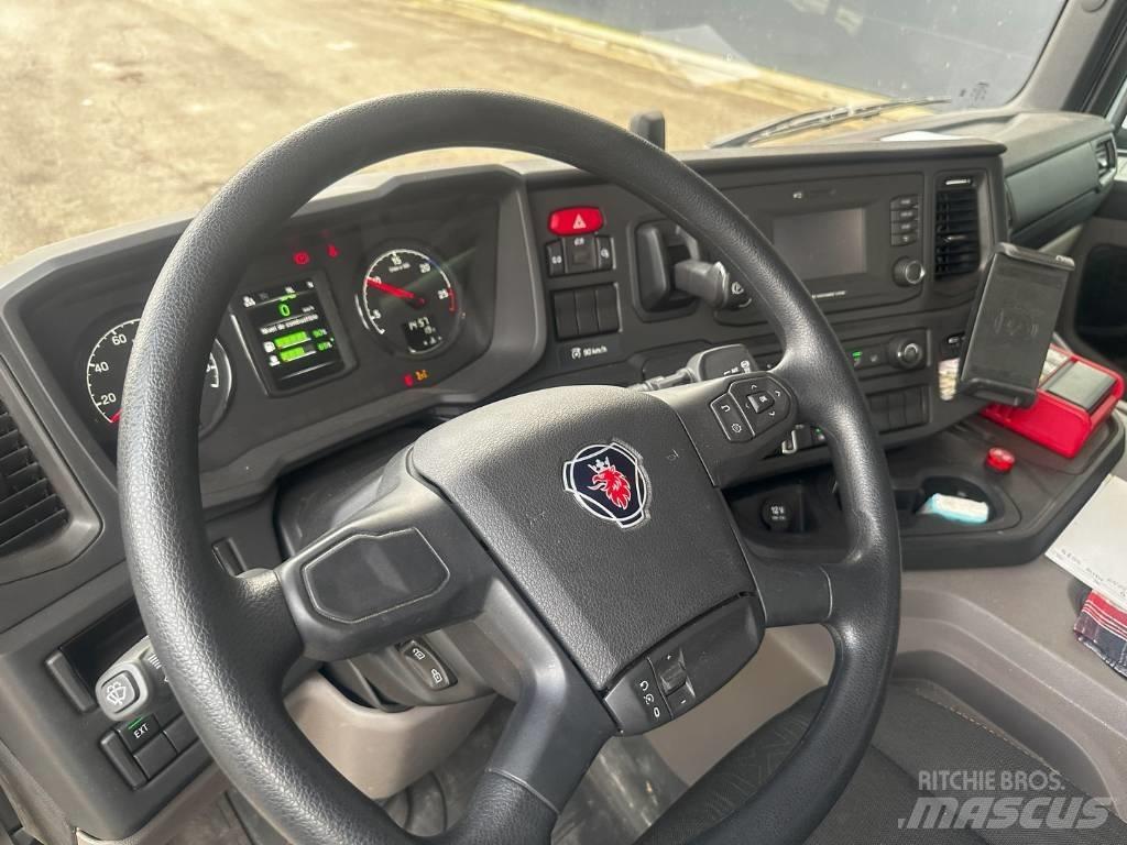 Scania P 370 Smagās mašīnas ar celtni
