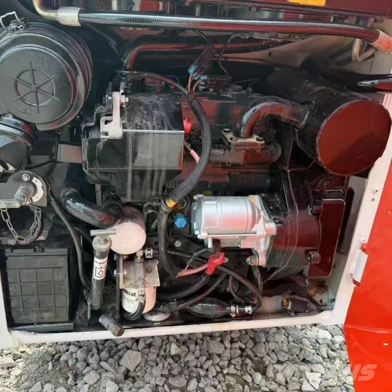 Bobcat s70 Lietoti riteņu kompaktiekrāvēji