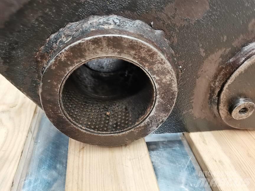 CAT TH 407 {Kiwak} Strēles un kausi