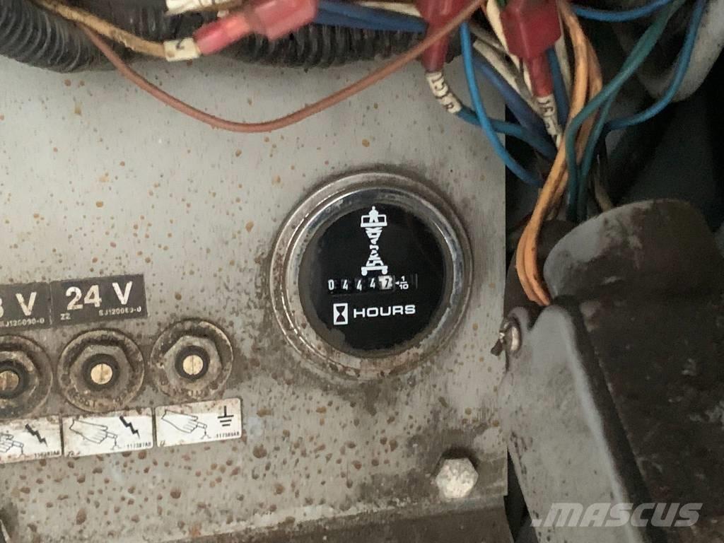 SkyJack SJ 8841 Šķerveida pacēlāji