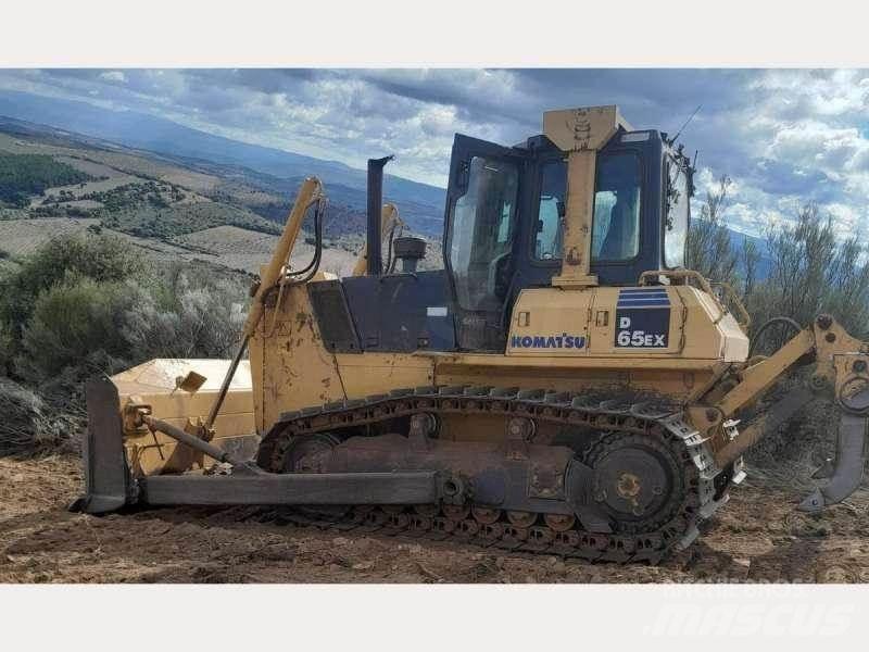 Komatsu D65EX-15 Kāpurķēžu buldozeri