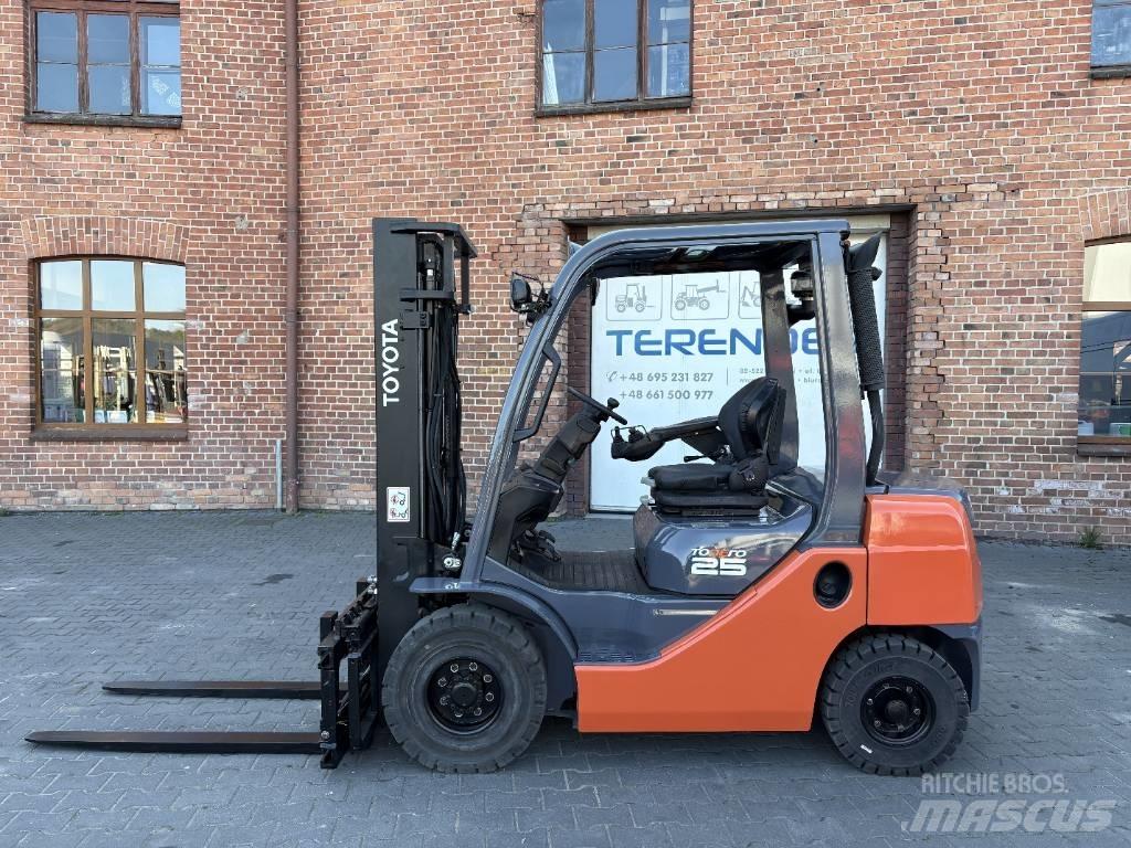 Toyota 02-8 FDF 25 Tehnika ar dīzeļa dzinēju