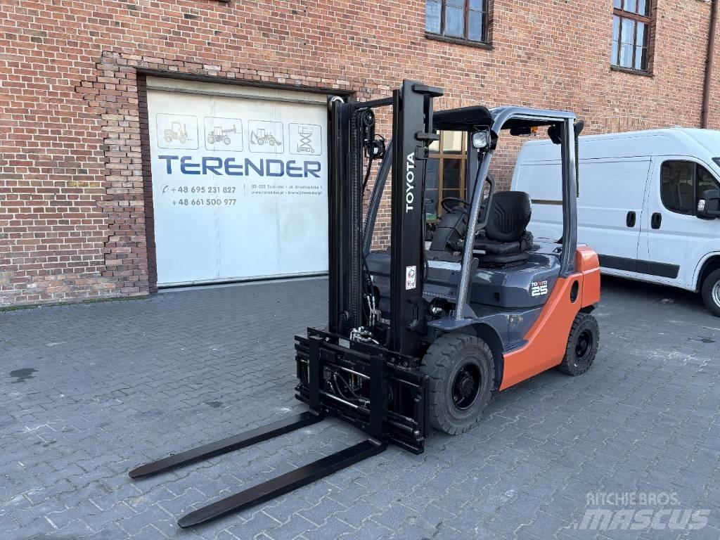 Toyota 02-8 FDF 25 Tehnika ar dīzeļa dzinēju