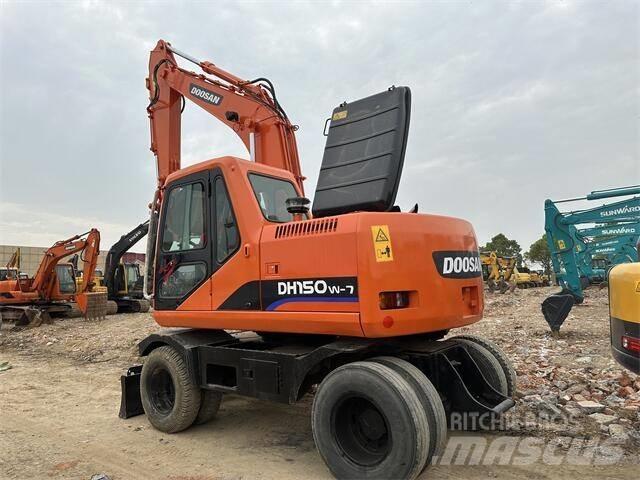 Doosan DH150W Ekskavatori uz riteņiem