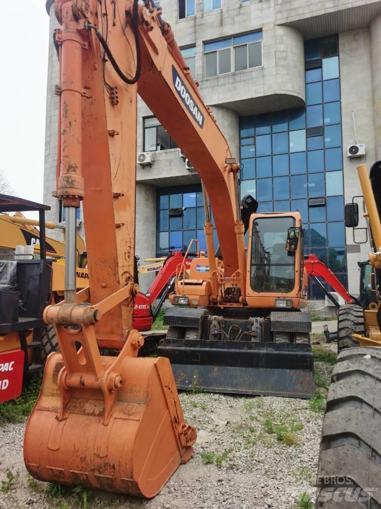 Doosan DH 210 W-7 Ekskavatori uz riteņiem