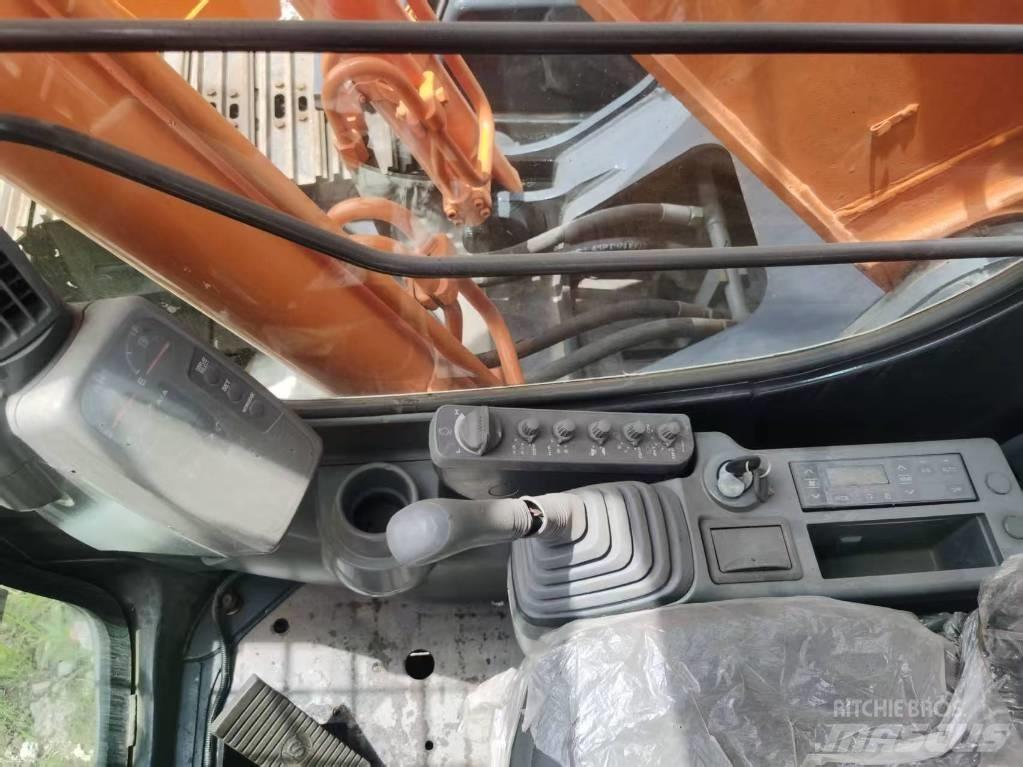 Hitachi ZX 200 Kāpurķēžu ekskavatori