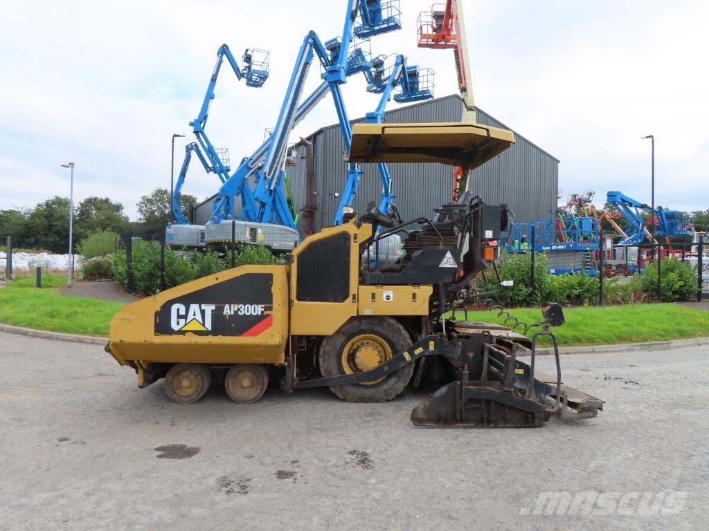 CAT AP 300 Asfalta klājēji