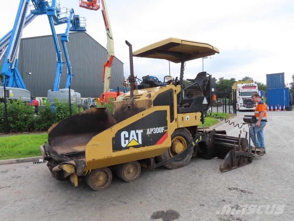 CAT AP 300 Asfalta klājēji