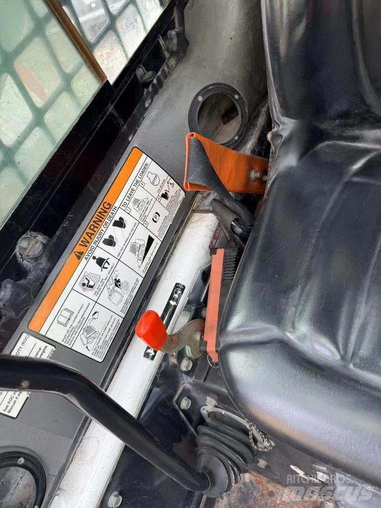 Bobcat S 300 Lietoti riteņu kompaktiekrāvēji
