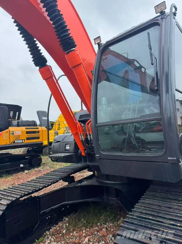 Hitachi ZX 200 Kāpurķēžu ekskavatori