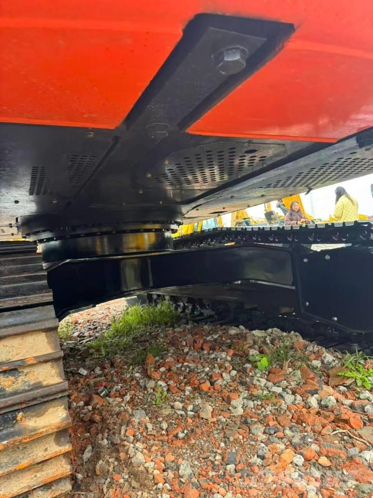 Hitachi ZX 200 Kāpurķēžu ekskavatori