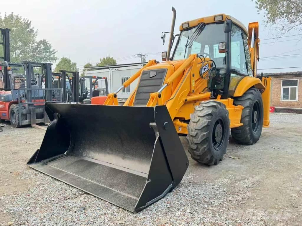 JCB 3CX Ekskavatori-iekrāvēji