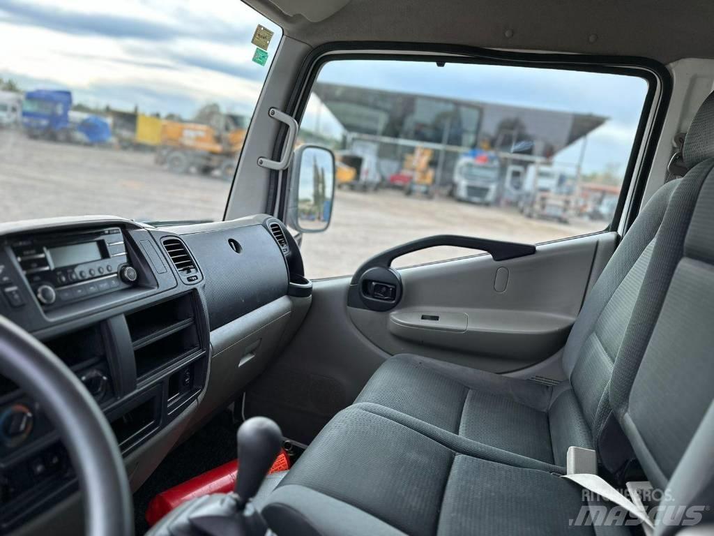 Nissan NT 400 Smagās mašīnas ar celtni