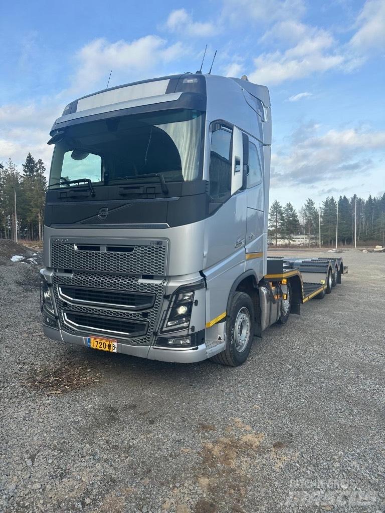 Volvo FH16 750 Treileri meža tehnikas transportēšanai