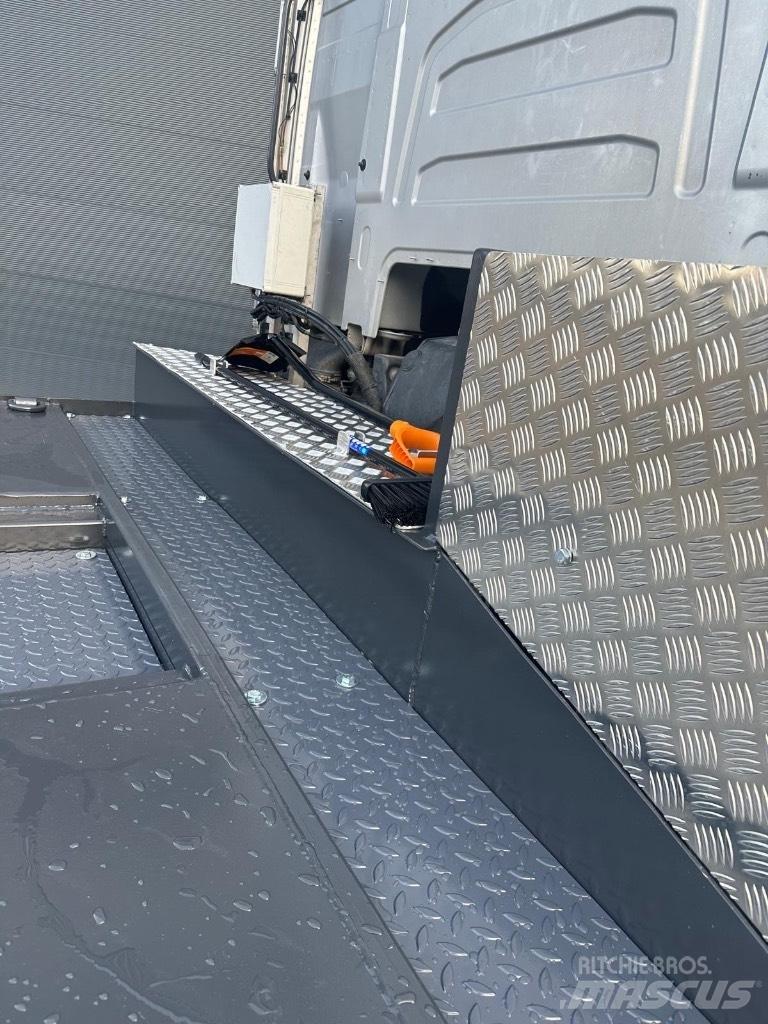 Volvo FH16 750 Treileri meža tehnikas transportēšanai