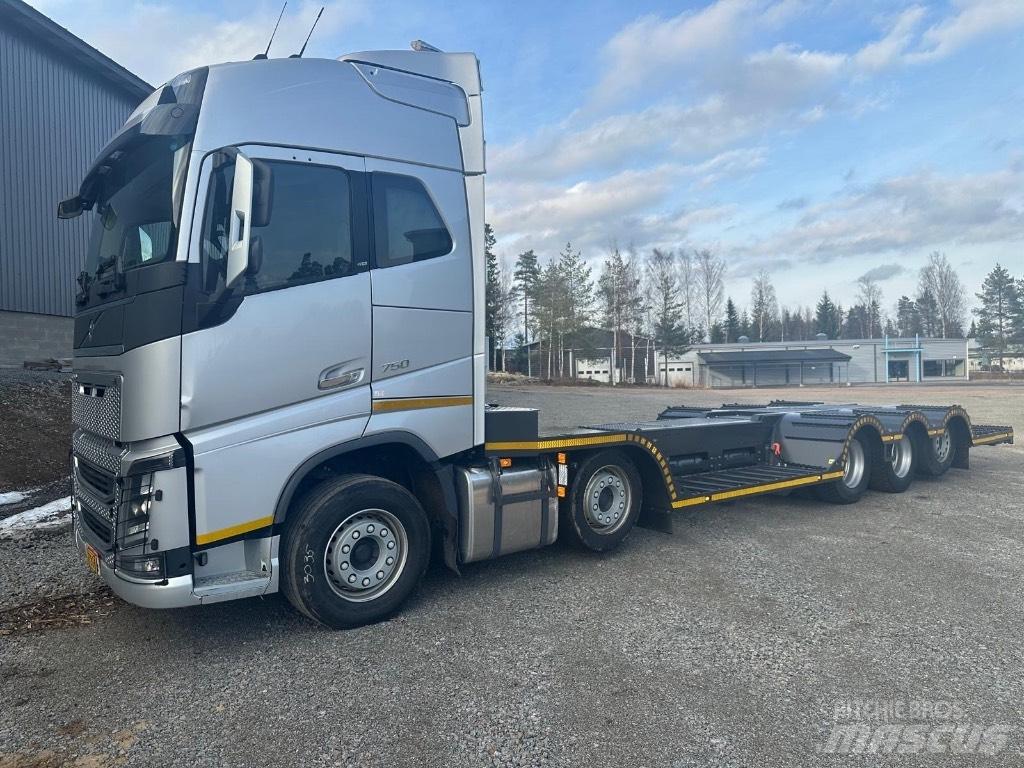 Volvo FH16 750 Treileri meža tehnikas transportēšanai