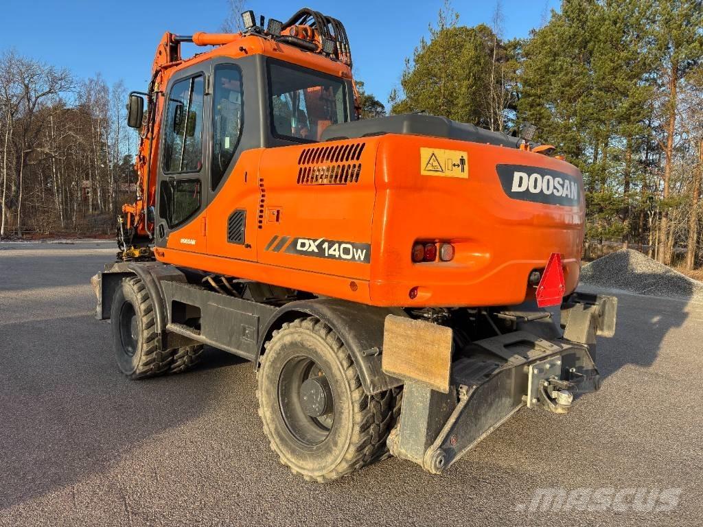 Doosan DX 140 W + vagn Ekskavatori uz riteņiem