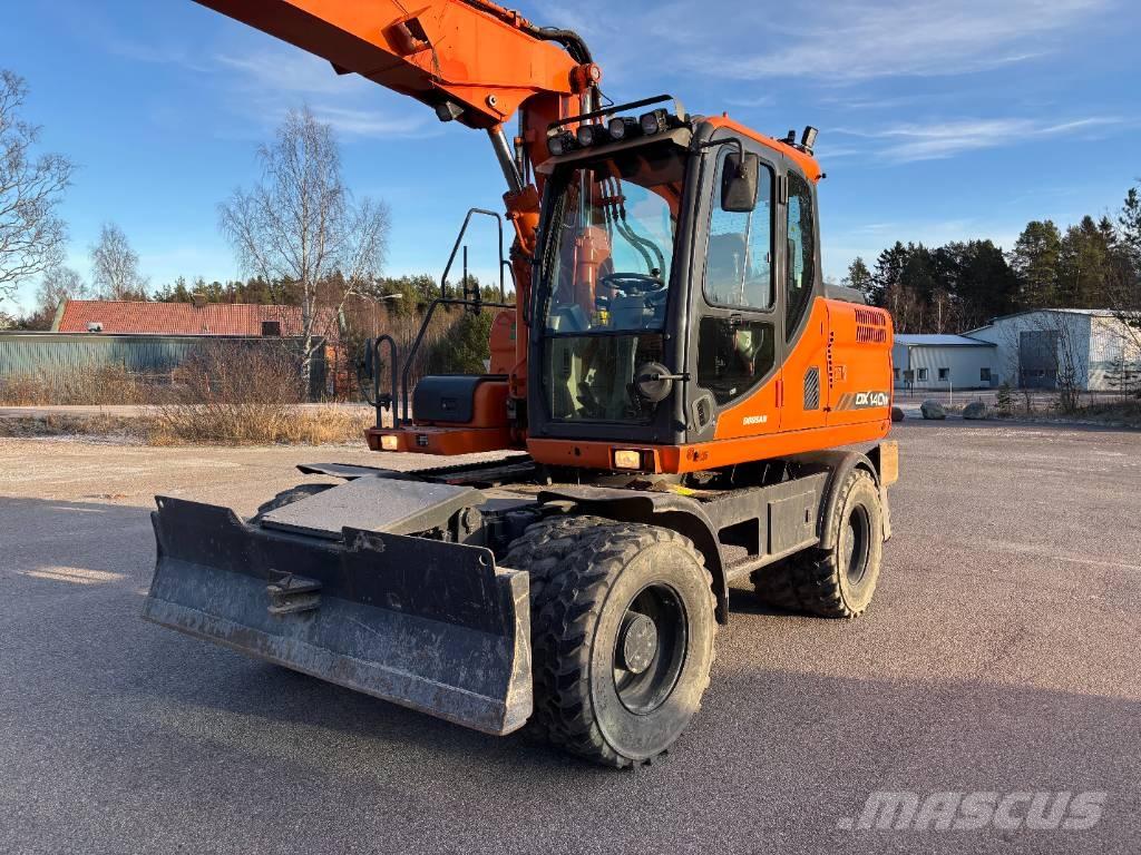 Doosan DX 140 W + vagn Ekskavatori uz riteņiem
