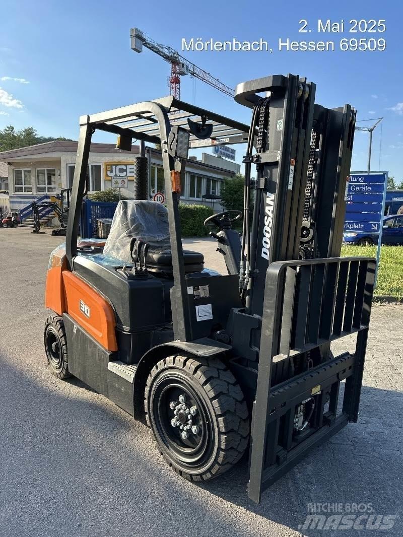 Doosan D30NXP Tehnika ar dīzeļa dzinēju