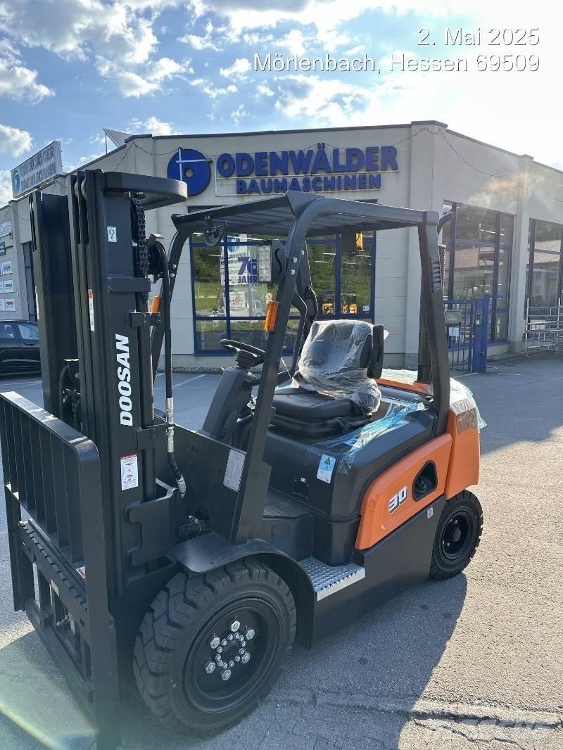 Doosan D30NXP Tehnika ar dīzeļa dzinēju